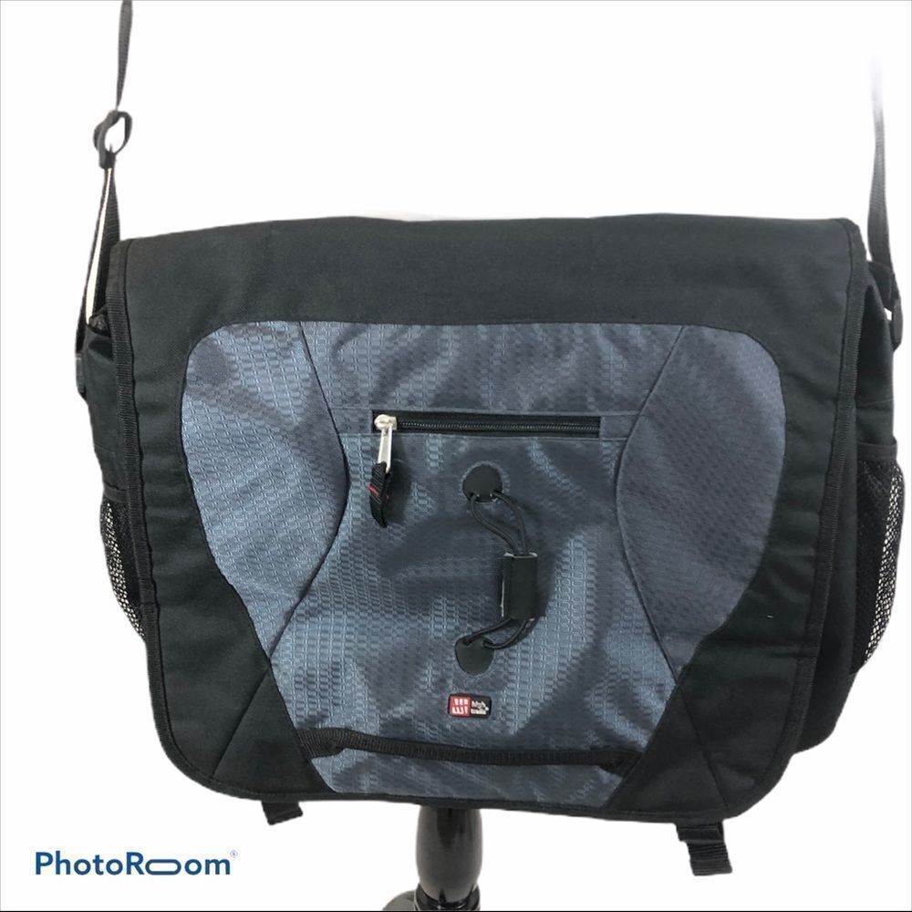 High Trails Messenger Bag Black and Grey‎